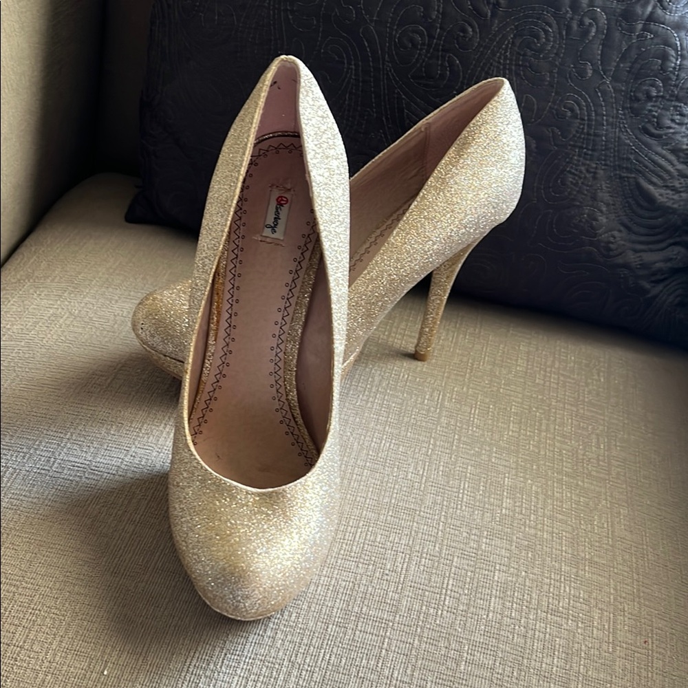 Olsenboye Gold Heels Elegant Design